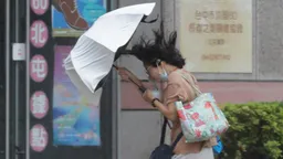 台湾南部和东部遭遇暴雨，洪水中已有4人失踪，预计周五还有台风过境北部